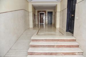 阿加迪爾的住宿－Marina Agadir Sunny Holiday，大楼里空空的走廊,有楼梯