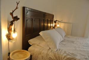 - une chambre avec un lit avec deux bois sur la tête de lit dans l'établissement Ca di me, à La Morra