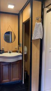 a bathroom with a sink and a mirror at EL PAISAJE MAS SOÑADO in El Retiro