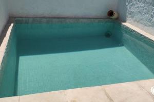 una piscina de agua verde en una casa en casa costa dorada con piscina, en Creixell