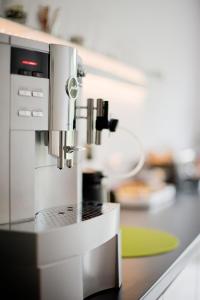a microscope on a counter in a kitchen at Hotel Garni am Arbach in Eningen unter Achalm