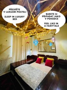 um quarto com uma cama com luzes no tecto em OROOM Persia - Role Play For Couples in BRNO em Královo Pole