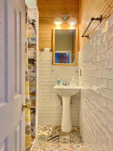 La salle de bains est pourvue d'un lavabo et d'un miroir. dans l'établissement Madame Isabelle's House, à La Nouvelle-Orléans