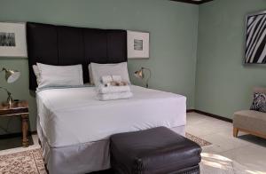 Postel nebo postele na pokoji v ubytování Sunbirds Lodge Chobe