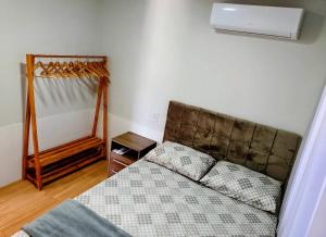 1 dormitorio con 1 cama y suelo de madera en CASA DE ALUGUEL VÓ DUMA, en Penha