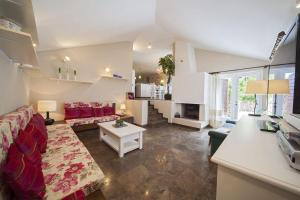 TV/trung tâm giải trí tại Villa Skalinada, 8 persons, Private Pool, Baška Voda