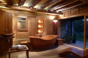 duża łazienka z wanną i oknem w obiekcie Luxus Chalet Mühlermoos w mieście Ramsau im Zillertal