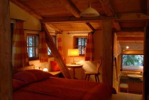 sypialnia z łóżkiem i stołem z lampą w obiekcie Luxus Chalet Mühlermoos w mieście Ramsau im Zillertal