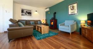 un salon avec un canapé et une chaise dans l'établissement Adriana Holiday house Nova Vas, à Nova Vas 26 autres photos