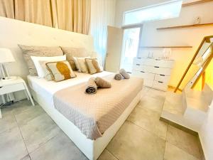 - une chambre avec un grand lit et des serviettes dans l'établissement Syllas Grand Resort - Prestigious Villa 8, à Edipsos