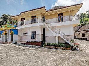una casa con una entrada delante de ella en OYO Life 91677 Hotel Citra Dewi 3, en Semarang