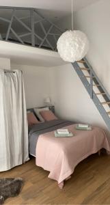 una camera con letto, scala e lampada di Logement proche de l’aéroport CDG et parc des expo a Tremblay-en-France
