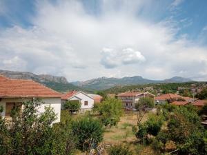 widok na wioskę z górami w tle w obiekcie Hostel Olea w mieście Podgorica