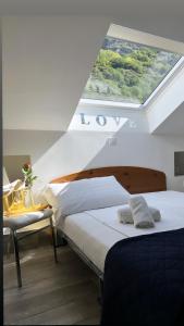 1 dormitorio con cama y ventana en Hotel della Posta, en Biasca