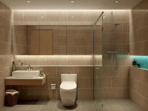 Un baño con inodoro, lavabo y ducha. en Little Nha Trang Hotel, en Nha Trang 45 fotos más