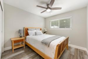 ein Schlafzimmer mit einem Bett und einem Deckenventilator in der Unterkunft Fully Renovated 4 Bedroom Home with Pool! in Roseville + 6 Fotos