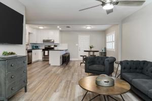 ein Wohnzimmer mit Sofa und Tisch in der Unterkunft Fully Renovated 4 Bedroom Home with Pool! in Roseville