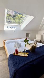 ein Schlafzimmer mit einem Bett und einem Tablett mit einer Pflanze darauf in der Unterkunft Hotel della Posta in Biasca