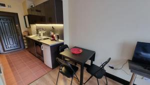 una pequeña cocina con una mesa pequeña y una encimera en Borovets Hills Apartments - Studio 33, en Borovets