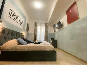 1 dormitorio con 1 cama con un cartel en la pared en Cinemovie Guesthouse en Roma