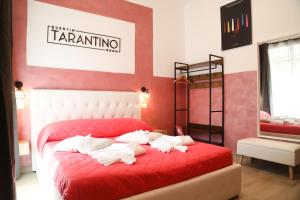 una cama roja con almohadas blancas en una habitación en Cinemovie Guesthouse en Roma