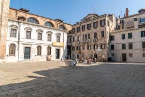 un gruppo di persone sedute in un cortile di Residenza San Silvestro a Venezia