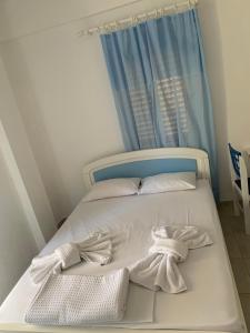 聖帕拉斯凱維的住宿－Mare - Rooms，一张带白色床单和枕头的床,位于窗户前