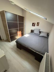 a bedroom with a large bed and a large closet at Apartament 2 camere in Chiajna