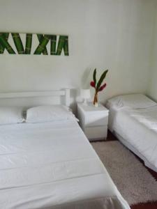 Giường trong phòng chung tại Finca Hotel El Piñal en Armenia Quindio