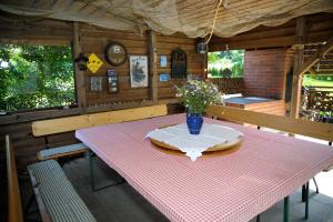 a table with a vase of flowers on top of it at Mini-1-Raum-Apartment mit eigenem Eingang in Bad Doberan