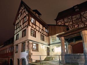 een oud gebouw in een stad 's nachts bij Am Hofbrunnen in Rothenburg ob der Tauber