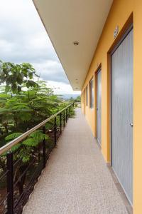 un pasillo de un edificio con una pasarela en Hotel Guivá San Pablo, en Hacienda Blanca