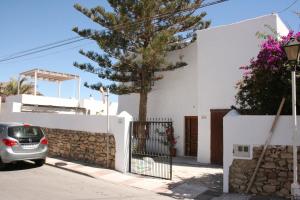 un coche aparcado frente a una casa blanca en Casa Ana, en Carboneras