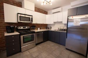 Kuchyň nebo kuchyňský kout v ubytování GATSBY - SelfCheckIn - Rooftop - Terraces - St-Denis + 33 fotografií