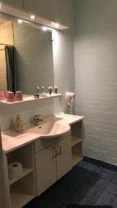 baño con lavabo y espejo grande en Motel Lido, en Bredebro