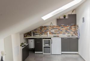 Kuchnia lub aneks kuchenny w obiekcie Hill apartman - MAKSIMIR Rebro