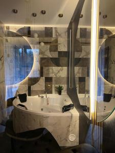 O baie la Family & Business Sauna Tężnia Apartments No 9 VIP -Leśny nad Zalewem Cedzyna, Unikat SPA- 1 Bedroom with Private Sauna, Jacuzzi, Spectacular View Terrace, Parking, Catering Options +85 fotografii