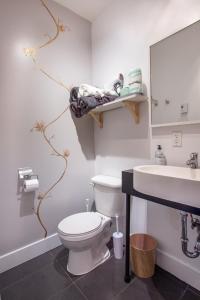 a bathroom with a toilet and a sink at ZEN - SelfCheckIn - Rooftop - Terraces - St-Denis in Montréal