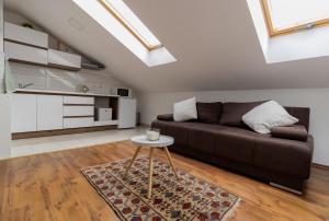 salon z kanapą i stołem w obiekcie Hill apartman - MAKSIMIR Rebro w Zagrzebiu