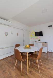 Telewizja i/lub zestaw kina domowego w obiekcie Hill apartman - MAKSIMIR Rebro