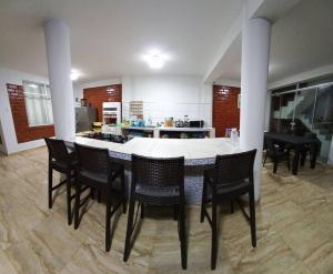 een keuken met een tafel en stoelen in een kamer bij CASA PLAYA REFUGIO AZUL in Cerro Azul