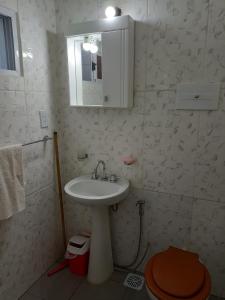 uma casa de banho com um lavatório, um espelho e um WC. em Filipo Departamento em Paso de los Libres
