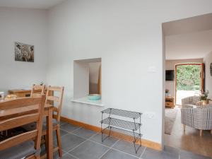 een keuken en eetkamer met witte muren en een tafel bij Daisy Cottage - Uk31294 