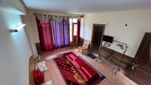 einen Luftblick auf ein Wohnzimmer mit einem Sofa in der Unterkunft YOLO Backpackers MAX - Manali in Manali