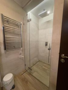 bagno con doccia in vetro e servizi igienici di Luxury Apartments In Top City Center Varna 1 a Varna