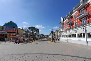 an empty street in a city with buildings at Ferienhaeuser Zinnowitz USE 1760 in Zinnowitz