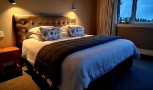 A bed or beds in a room at Okauia House, Matamata