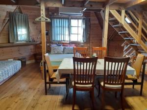 Posezení v ubytování בקתת עץ בחורש במנות - דום גיאודזי - Wooden cabin in Manot