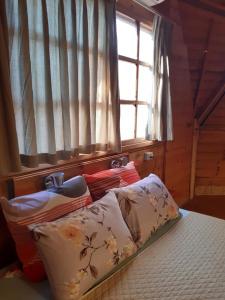 Postel nebo postele na pokoji v ubytování בקתת עץ בחורש במנות - דום גיאודזי - Wooden cabin in Manot