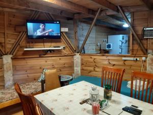 TV a/nebo společenská místnost v ubytování בקתת עץ בחורש במנות - דום גיאודזי - Wooden cabin in Manot